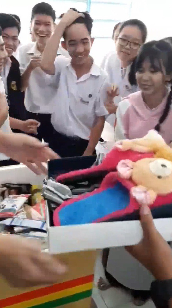 Học sinh tặng sinh nhật thầy thùng xốp chứa cả tiệm tạp hóa gây sốt Học sinh tặng sinh nhật thầy thùng xốp chứa cả tiệm tạp hóa gây sốt